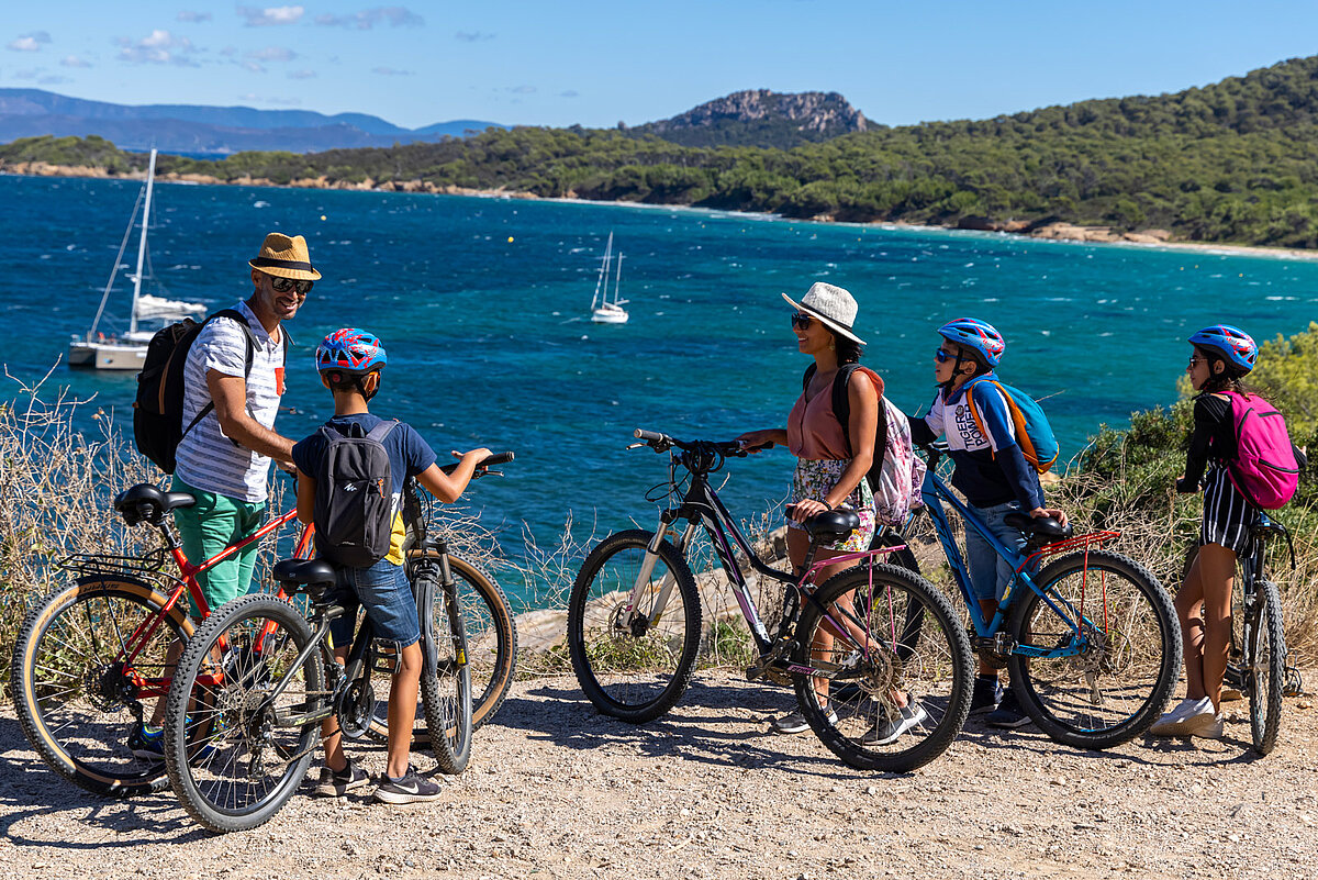 Famille de cycliste sur le côté, cdevant la mer