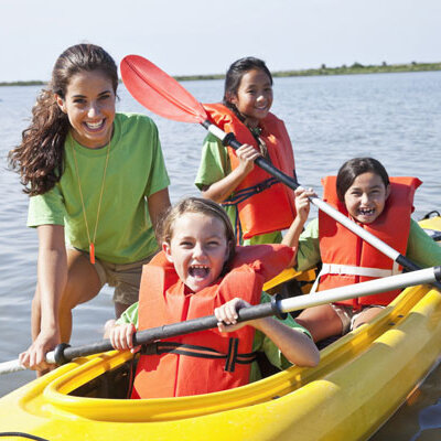 4 jeunes filles en sortie Kayak