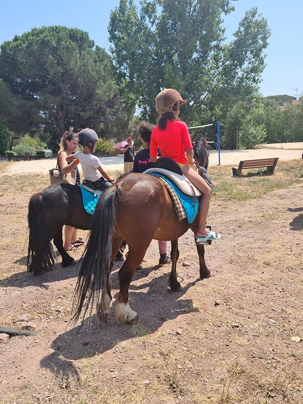 Les enfants ont profité d’une agréable promenade à dos de poney.