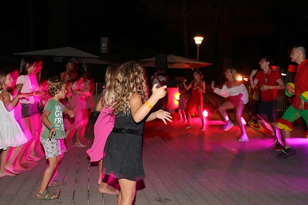 Le mini disco a ensuite laissé place à une soirée musicale qui a rassemblé les vacanciers sur la piste de danse.