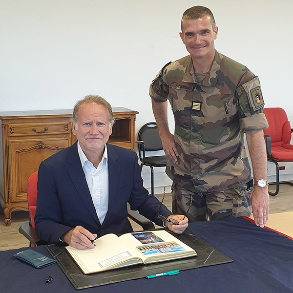 À Fréjus (Var) le 15/07/2022, M. Ferrand, directeur général Igesa et le colonel Paul Courtiau, alors commandant du 21e RIMa.