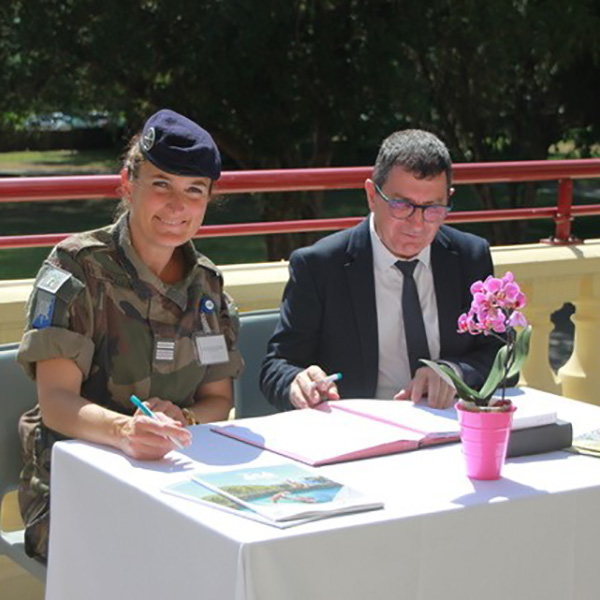 M. Louet, directeur régional Igesa Auvergne Rhône Alpes et la colonelle Elise Vahramian, cheffe de corps de la 13e Base de soutien du matériel, lors de la signature de la convention.