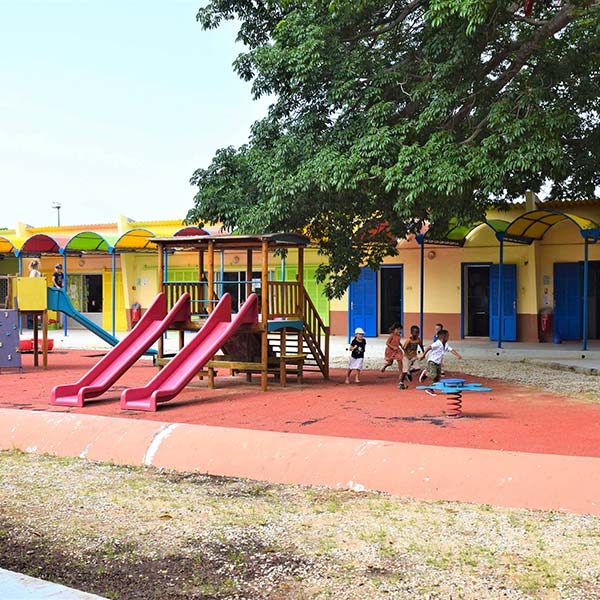 La cour du nouveau jardin d'enfant de Djibouti.