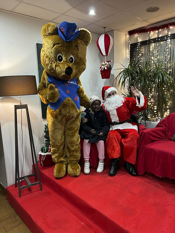Dany, notre fidèle mascotte et son ami le Père-Noël, ont rendu visite aux clients petits et grands du complexe parisien Voltaire Diderot.