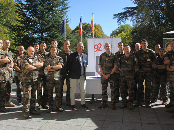 Le directeur du village vacances d'Enval (Puy-de Dôme) M. Frank Romani aux côtés du colonel et chef de corps Stéphane Talleu, entourés des officiers du 92e RI "Les Gaulois".