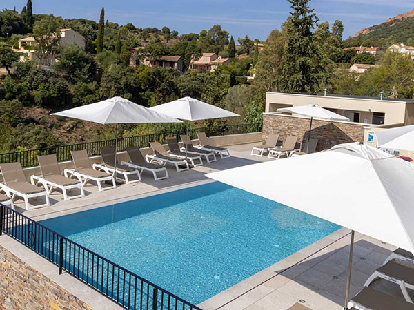 Igesa vous propose des destinations Premium telles que l’hôtel « Les Roches Rouges » de Saint-Raphaël-Agay (Var) et sa piscine chauffée avec vue sur la baie.