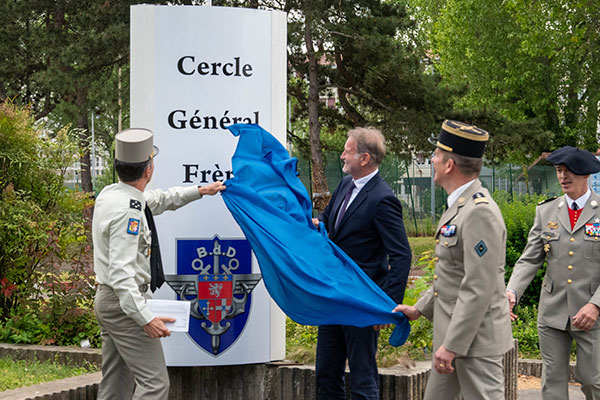 Le général de corps d'armée Gilles Darricau, gouverneur militaire de Lyon ; Renaud Ferrand, directeur général de l’Igesa et le colonel Nicolas Brun de Saint Hippolyte, Commandant de la base de défense, révèlent la nouvelle signalétique du Cercle.