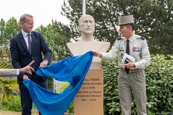 La statue rénovée du général Frère dévoilée au public.