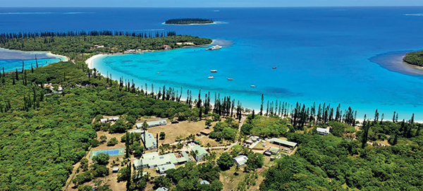 Au sud de l'Île des Pins, le village club Igesa est lové au cœur de la baie de Kuto, classée au patrimoine mondial de l’UNESCO.